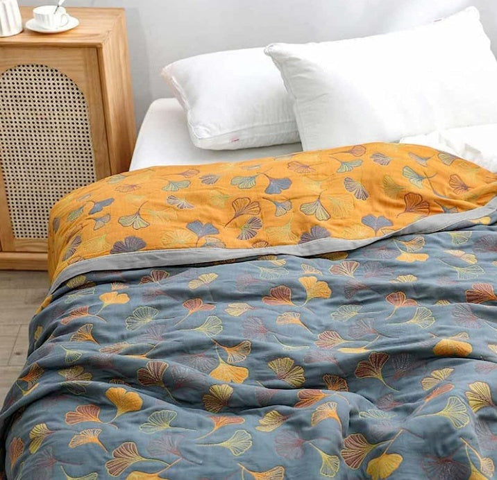 Reversible quilted bedspread with a ginkgo leaf print and wide binding - view 2