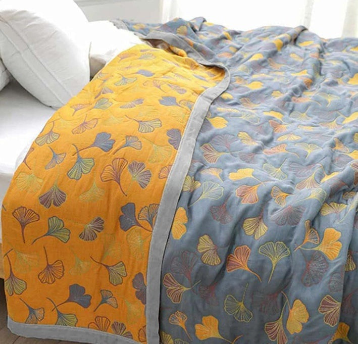 Reversible quilted bedspread with a ginkgo leaf print and wide binding - view 3
