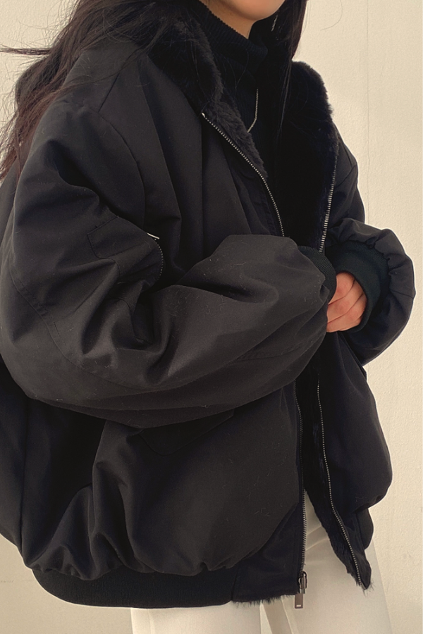 Women's reversible oversized bomber jacket with faux fur and a hood - black
