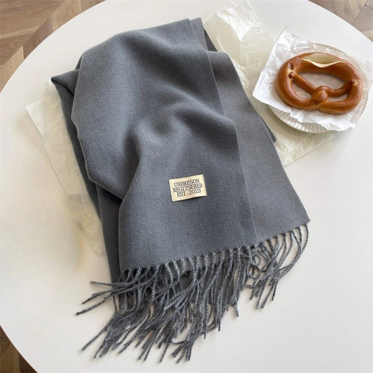 Women's reversible two-tone scarf with fringe and a small fabric label - grey