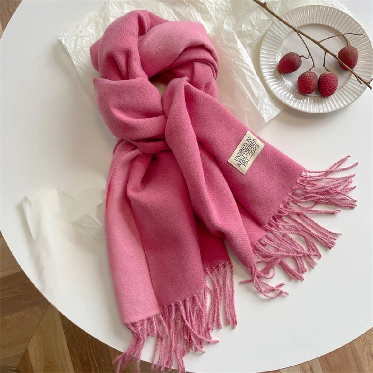 Women's reversible two-tone scarf with fringe and a small fabric label - pink