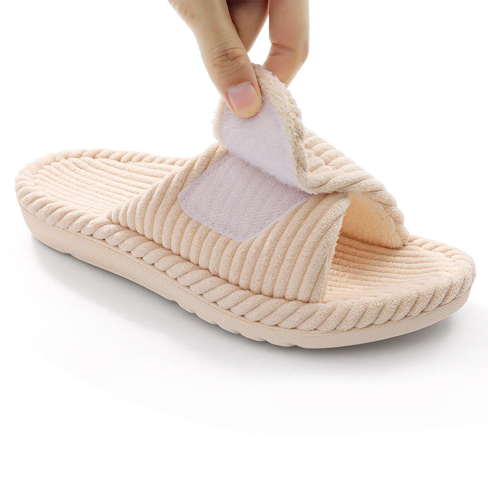 Open toe slippers in ribbed fabric with an adjustable hook-and-loop strap