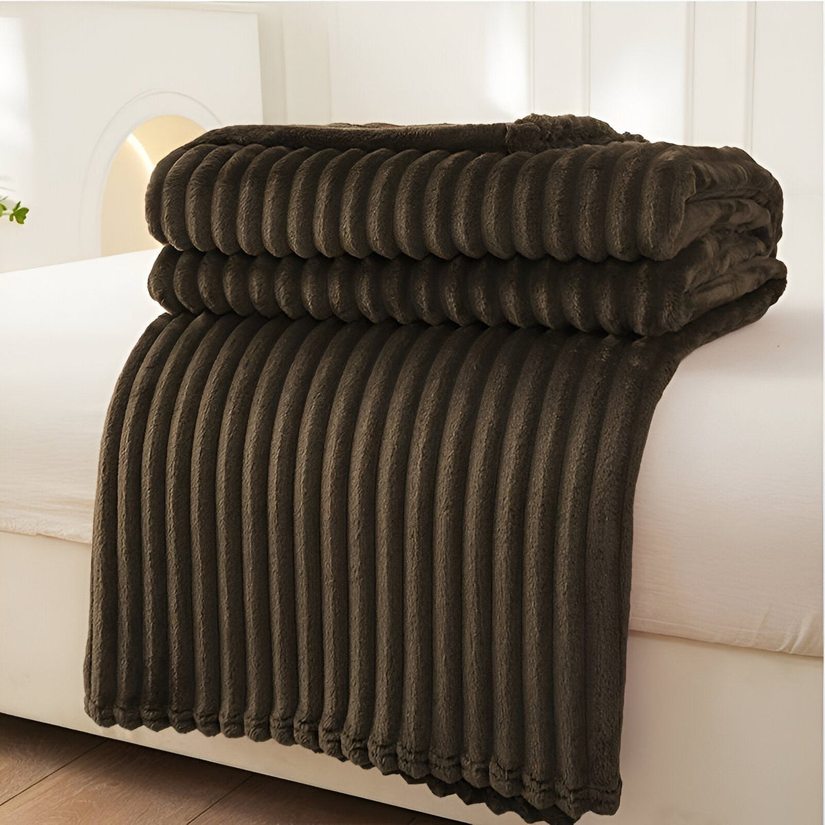 Fleece throw with a ribbed texture in soft plush - dark brown