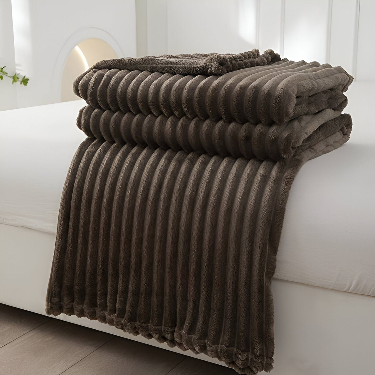 Fleece throw with a ribbed texture in soft plush - greyish brown