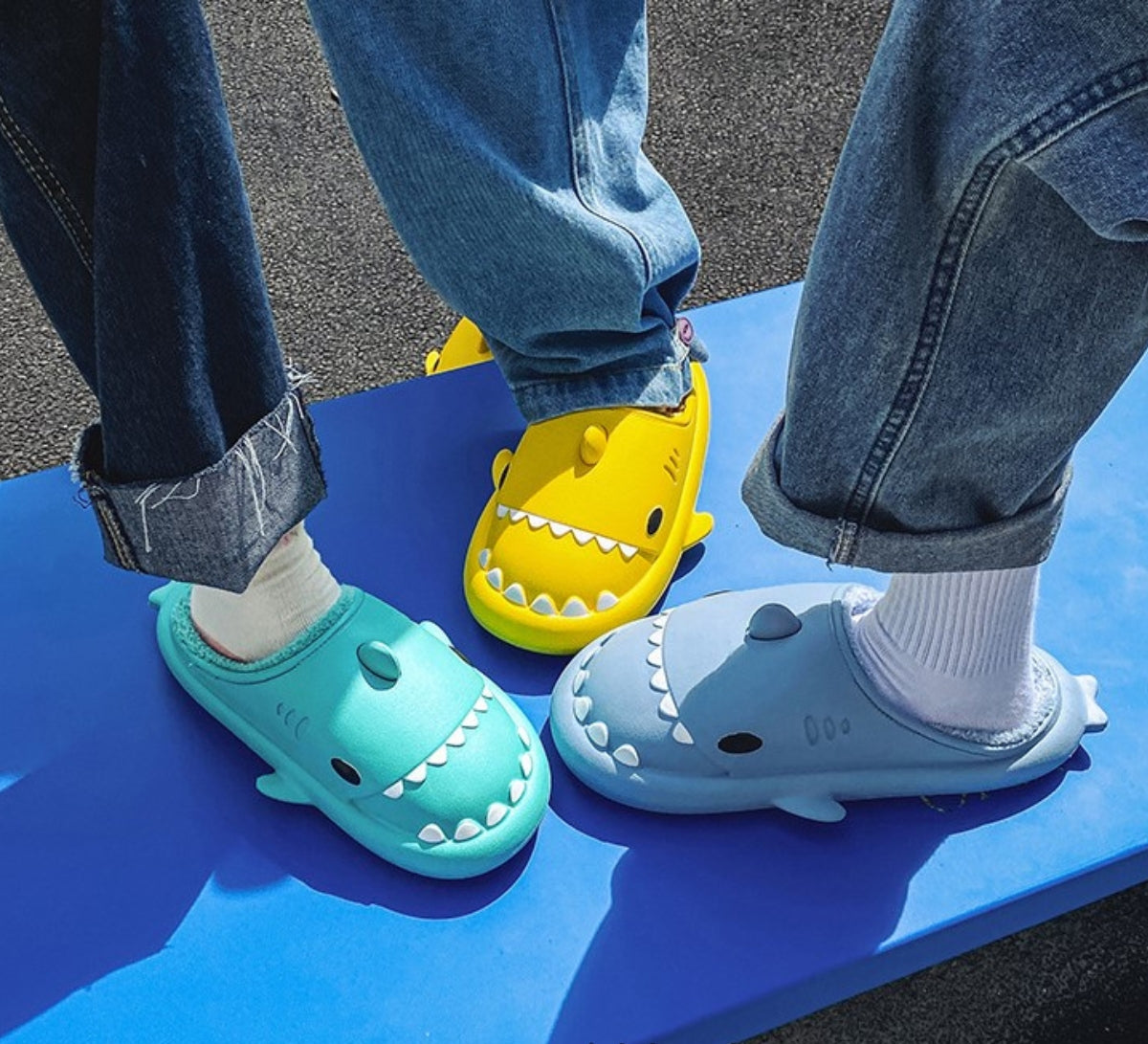 Slippers shaped like a shark's head with teeth, eyes, a fin and plush lining - blue