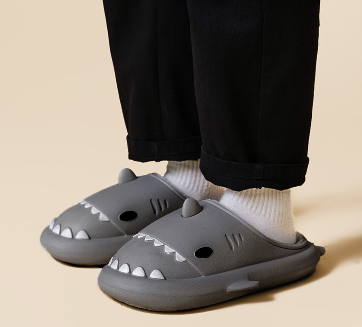 Slippers shaped like a shark's head with teeth, eyes, a fin and plush lining - dark grey