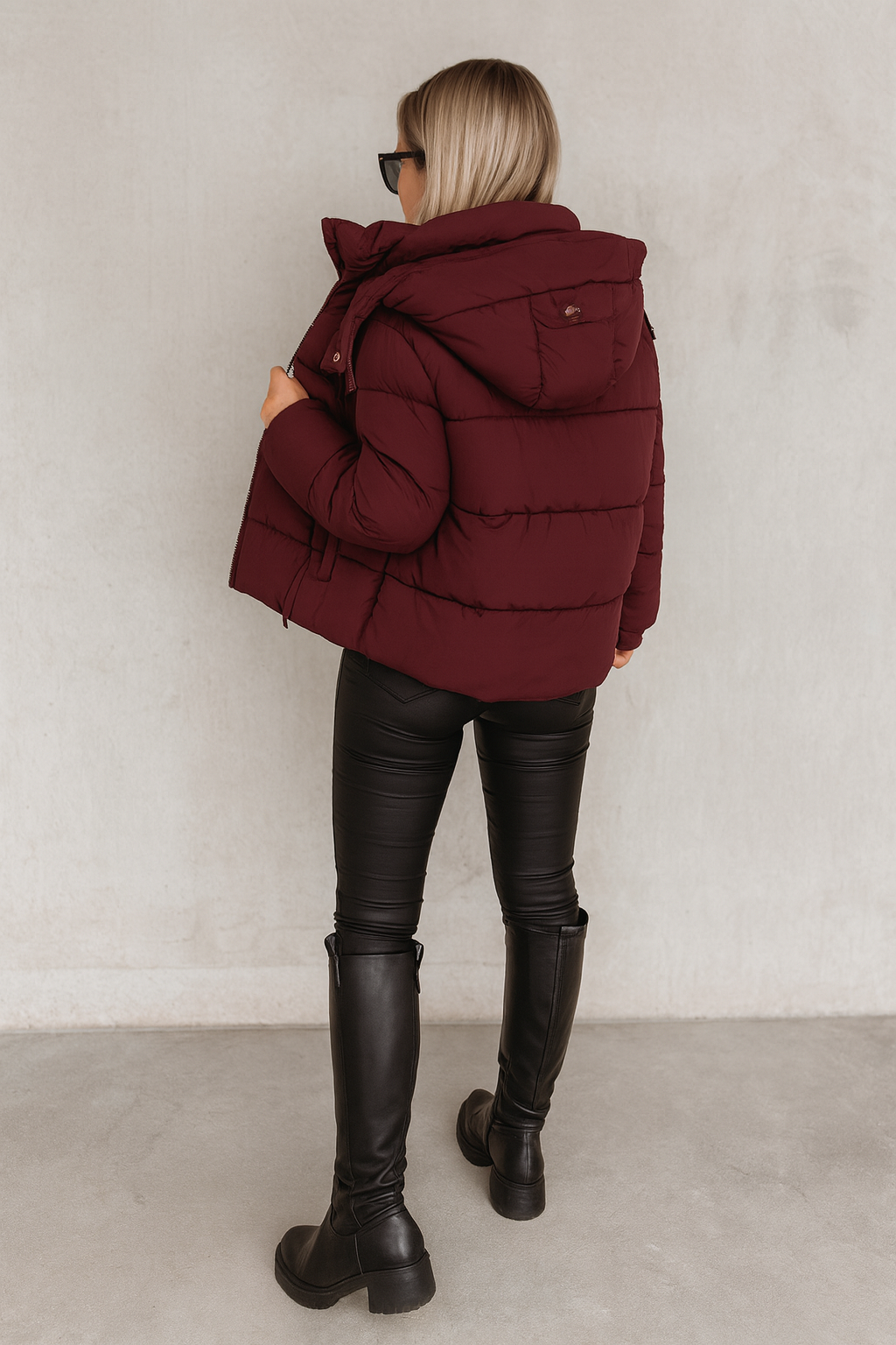 Women's short hooded puffer jacket with ribbed cuffs