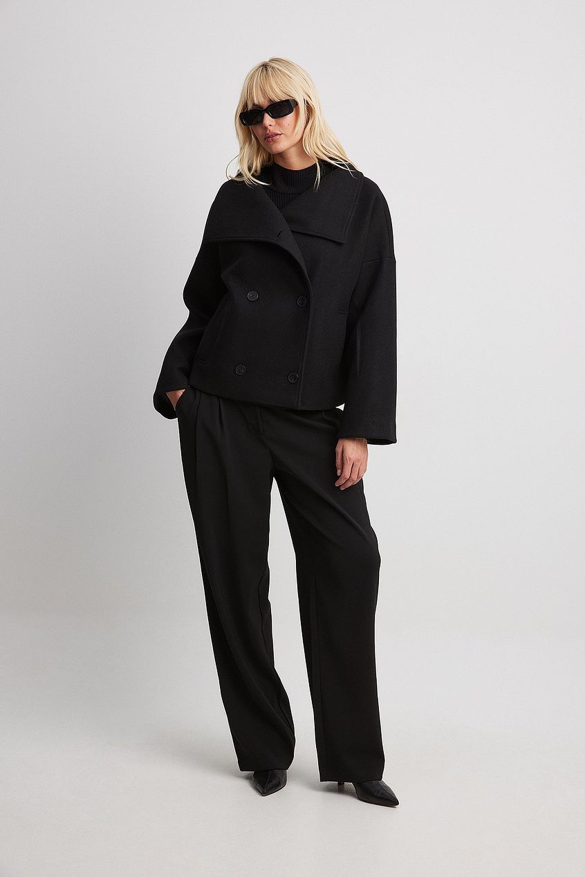 Women's short oversized wool-look coat with a wide collar and double-breasted front