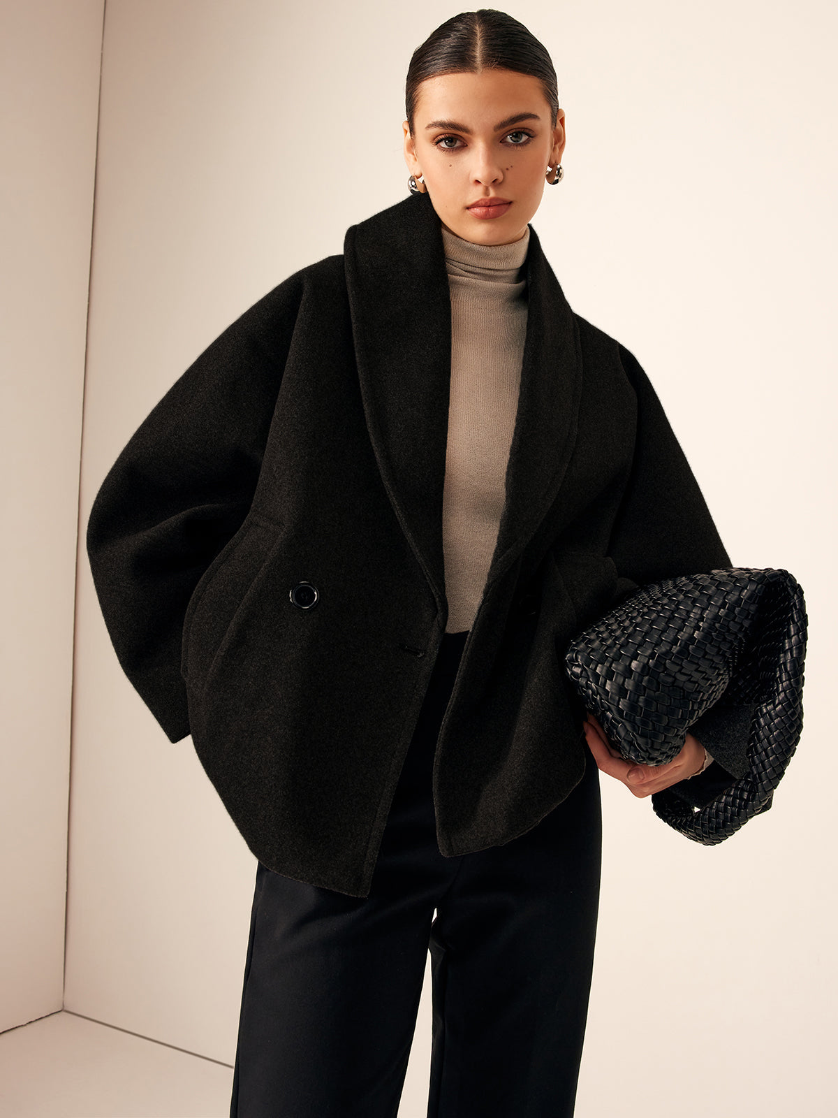 Women's short wool-look coat with a wide shawl collar and full sleeves - black
