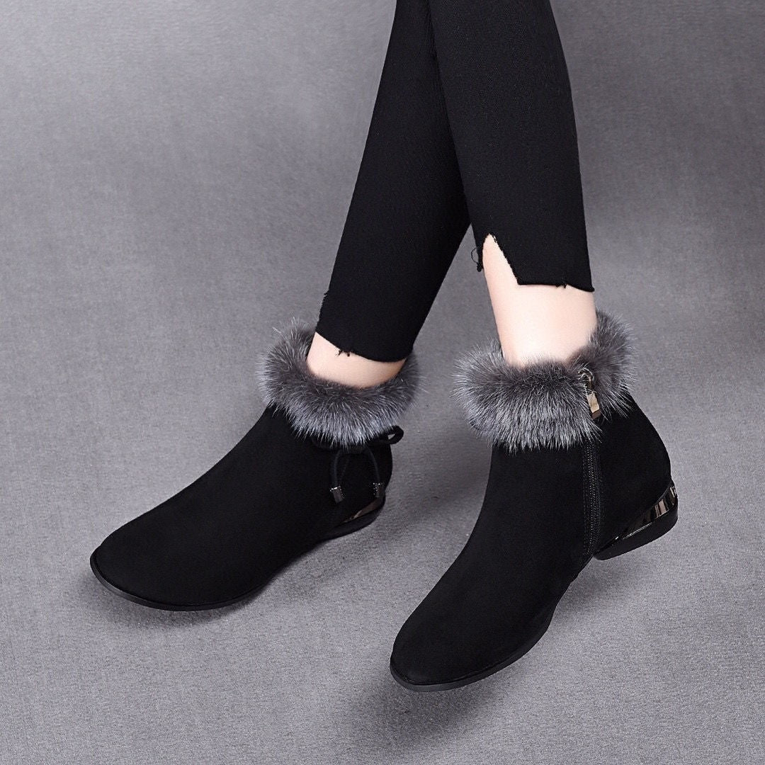 Women's suede-look ankle boots with a faux fur cuff and low heel - black