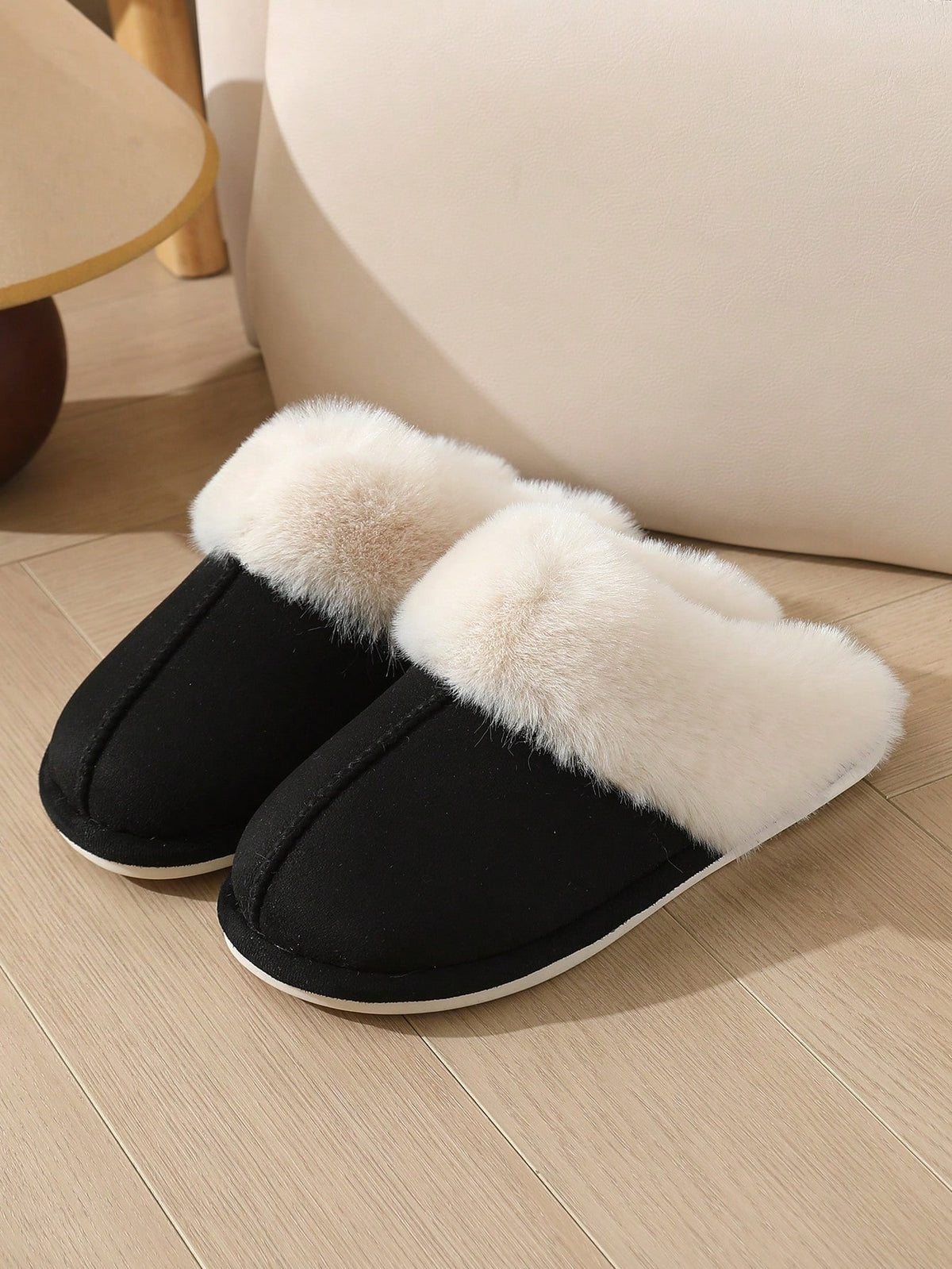 Women's slippers in suede look with a wide fold-over faux fur collar and a light sole - black