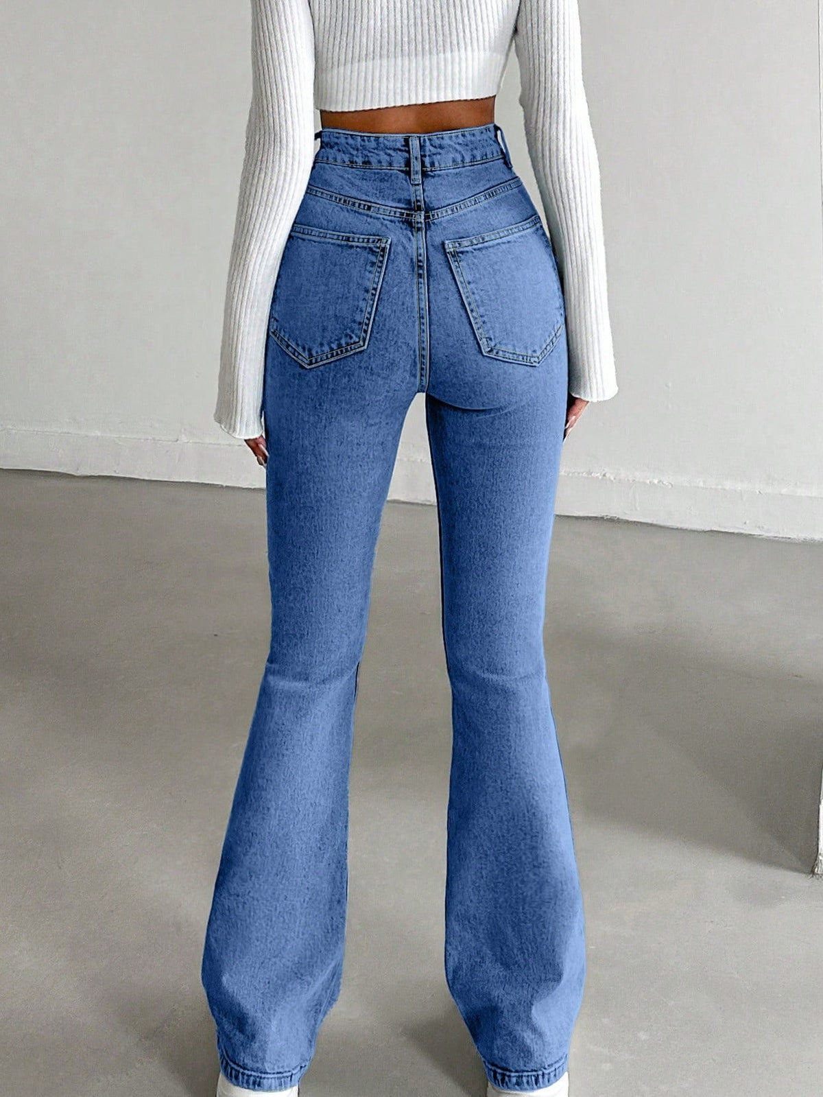 Tall flared jeans for women with a high waist and a leg that flares from the knee - view 7