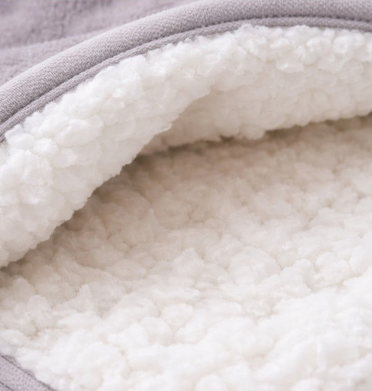 USB heated foot warmer in fleece with a teddy lining and cable - view 3