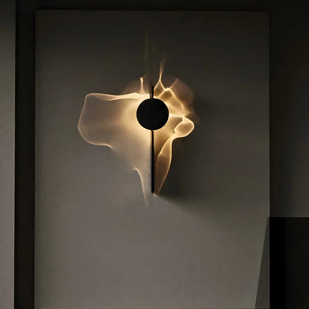 Wall light with a round disc casting a rippled light pattern on the wall - solo, one disc