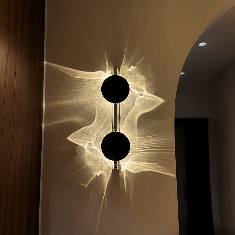 Wall light with a round disc casting a rippled light pattern on the wall - duo, two discs