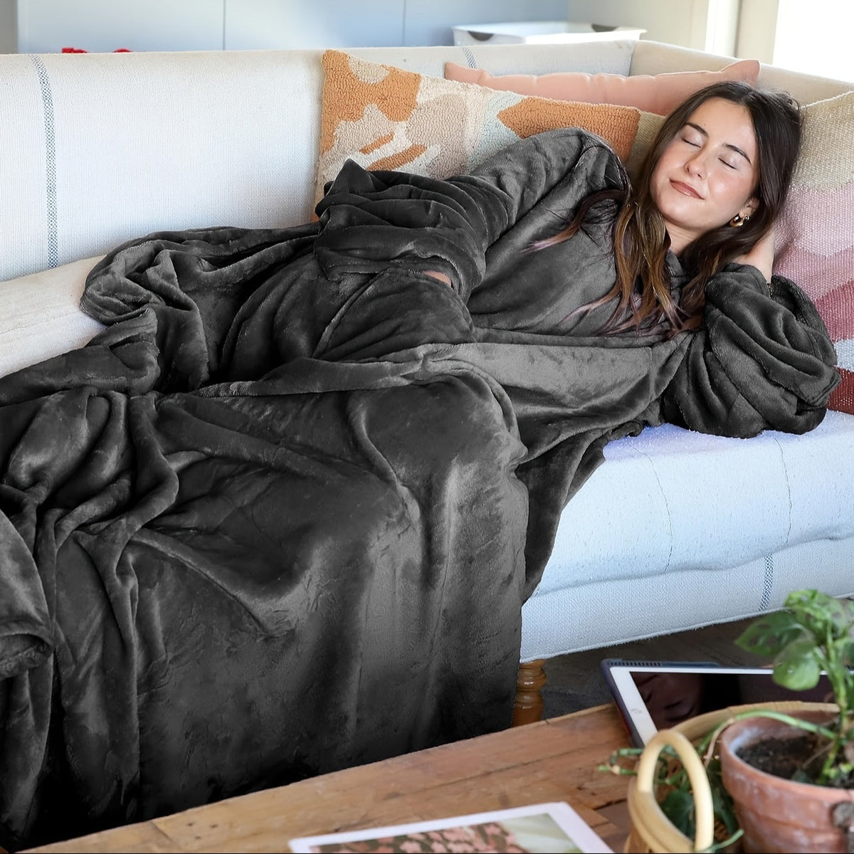 Wearable fleece blanket with sleeves and a front pocket - view 3