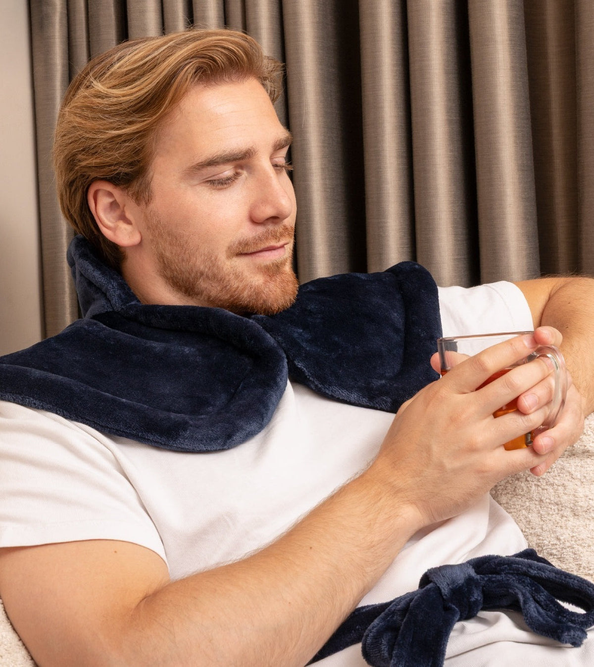 Weighted heating pad for the neck, shoulders and back with a collar and waist tie - view 3