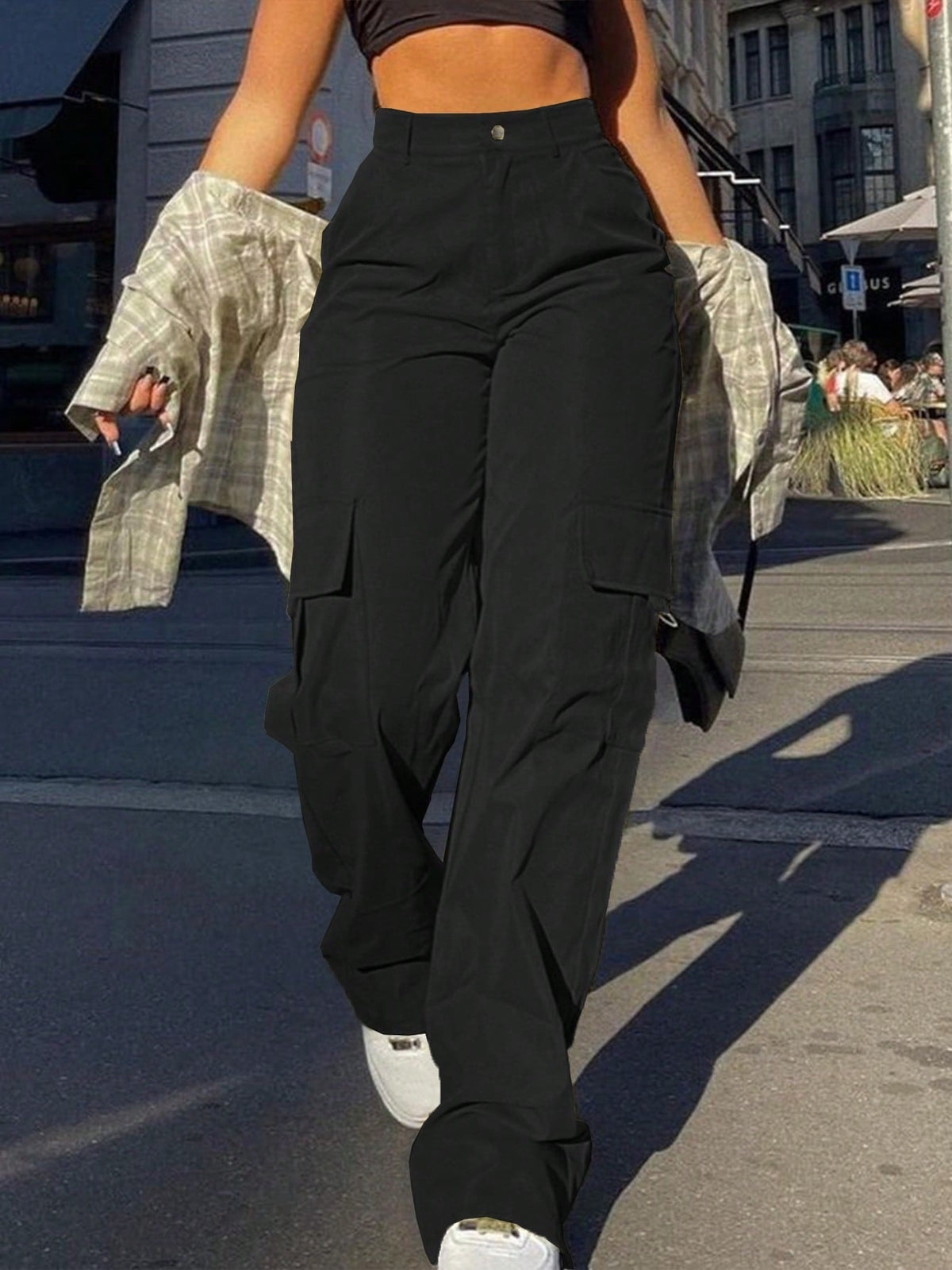 Wide leg cargo trousers for women with high waist, side flap pockets and a long straight leg - black