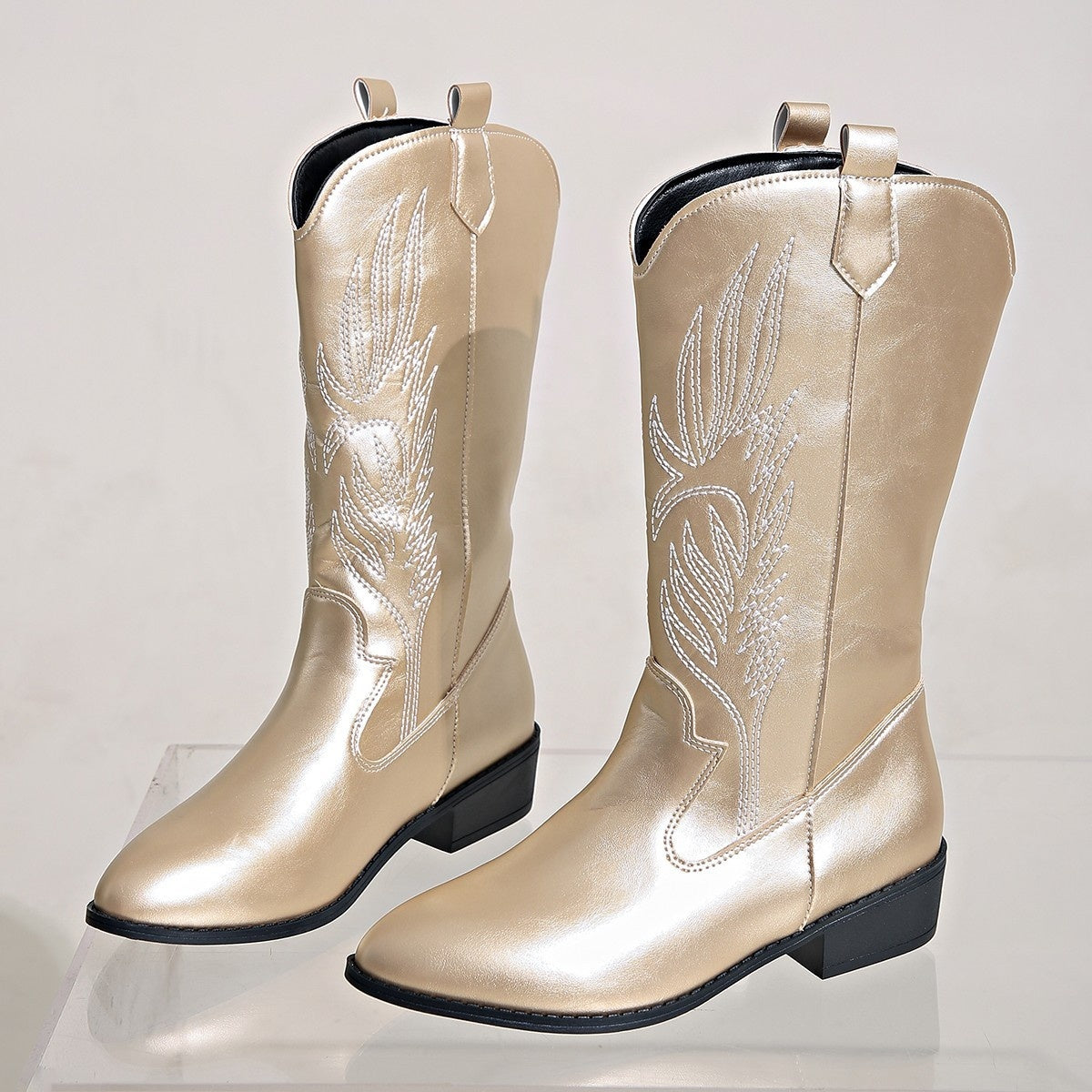 Women's cowboy boots with an embroidered motif on the shaft, pointed toe and block heel - gold