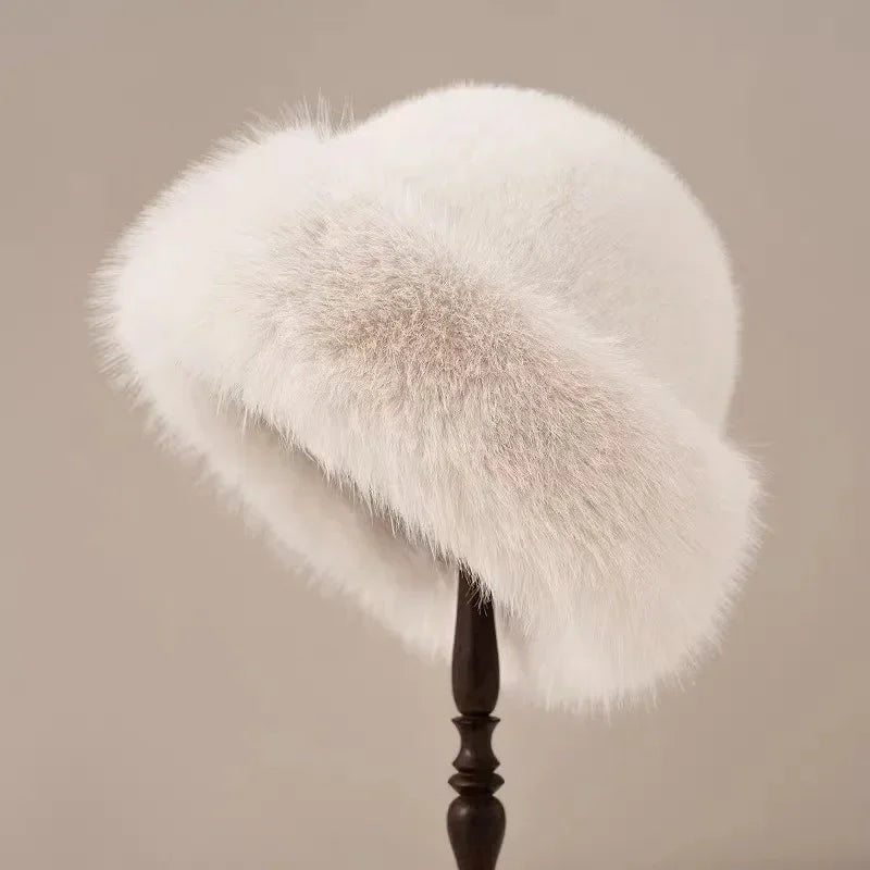 Women's faux fur hat with a wide turned-up brim - cream