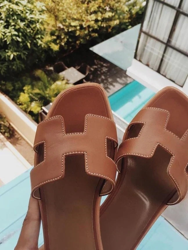 Women's flat sandals with a wide cut-out strap, contrast stitching and an open toe
