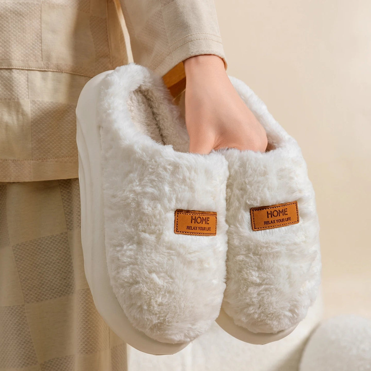 Fluffy slippers in curly plush with a label on the toe, open heel and thick wavy sole - white